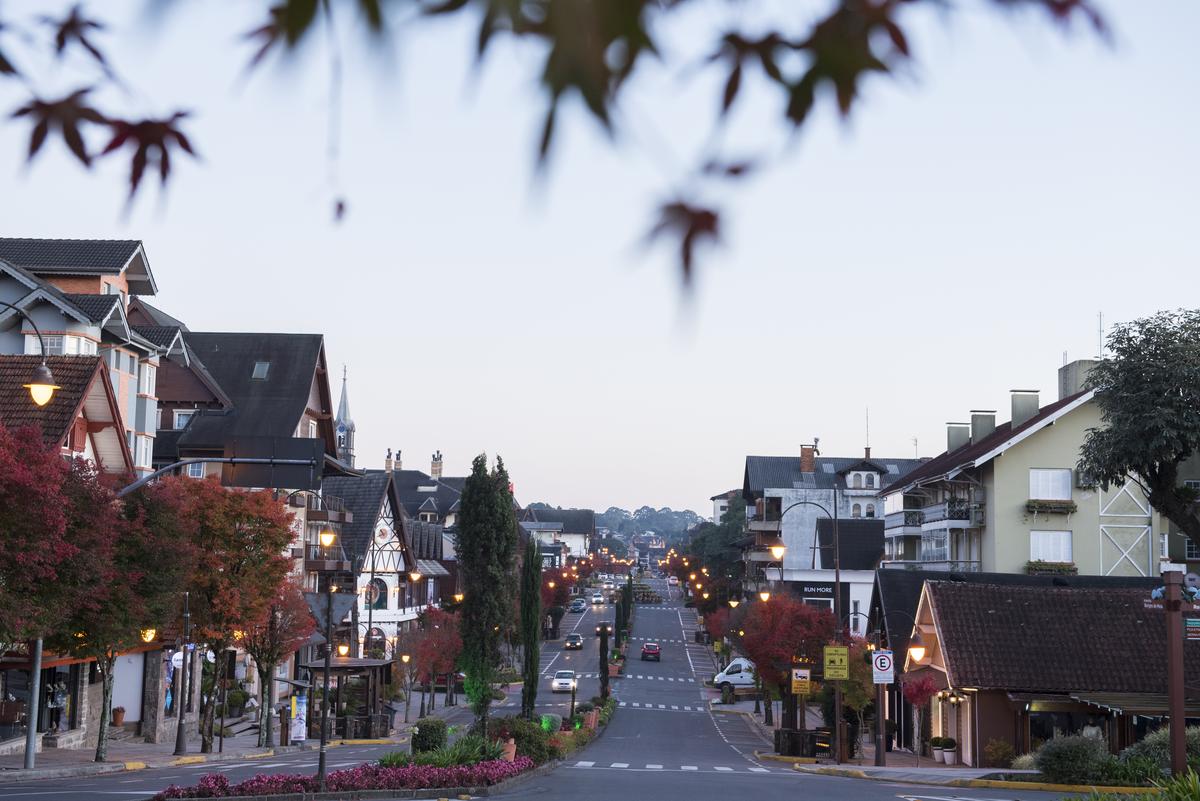 Vista aérea panorâmica da Serra Gaúcha, destacando suas vinícolas e paisagens naturais, ilustrando o interesse dos fundos imobiliários na região.